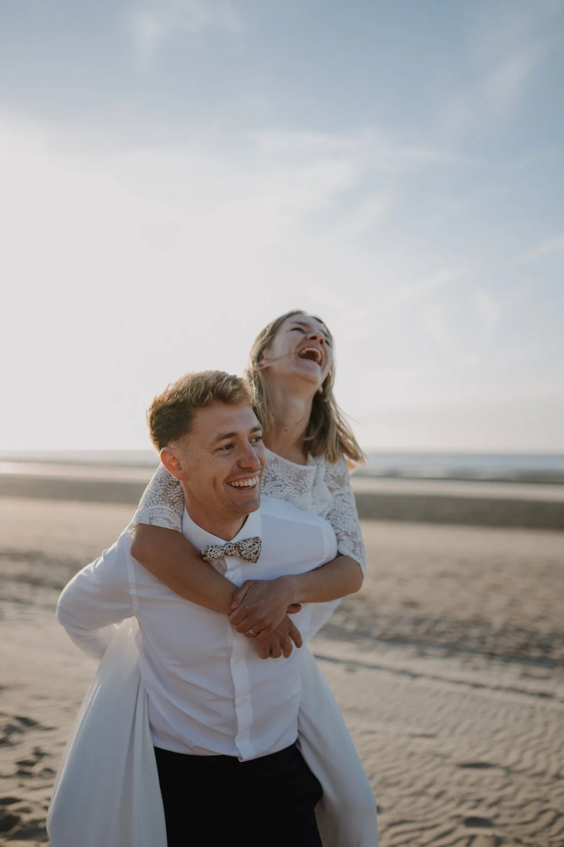 Mariés complices sur la plage de Leffrinckoucke, séance après le mariage