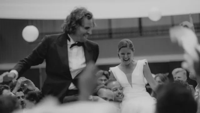 Mariés portés par leurs invités en début de soirée, en noir et blanc, à l'Hôtel du Parc d'Hardelot