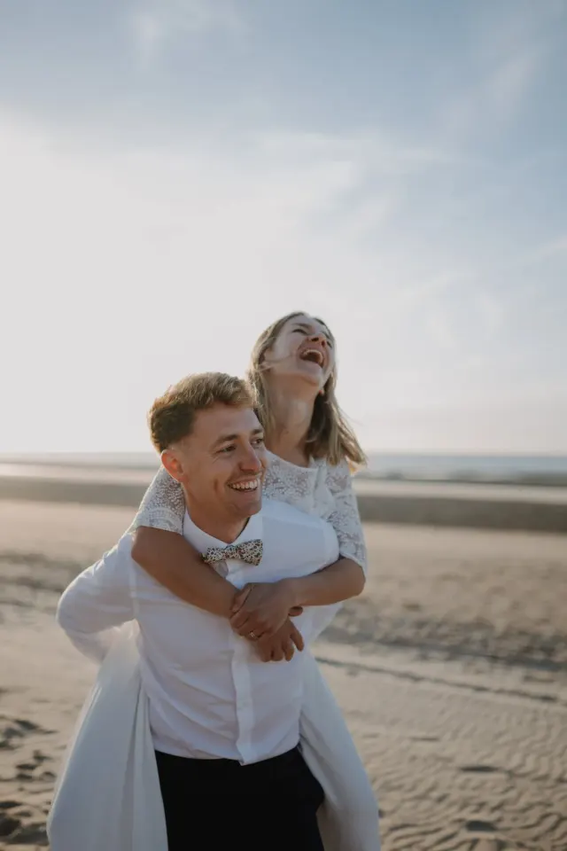 Mariés complices sur la plage de Leffrinckoucke, séance après le mariage