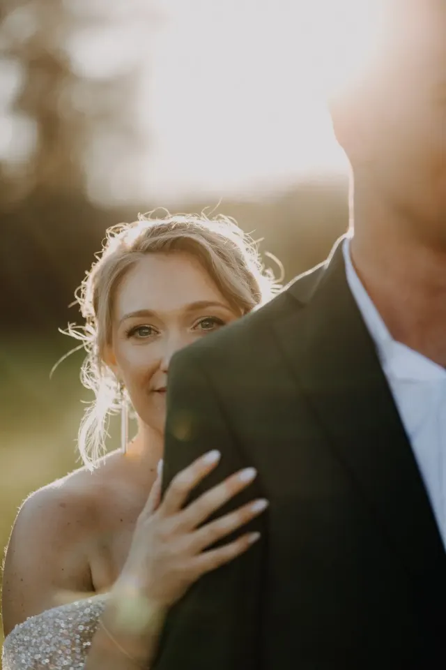Mariée regardant tendrement son mari à l'heure dorée, mariage au Domaine des Bouleaux à Seneffe, Belgique