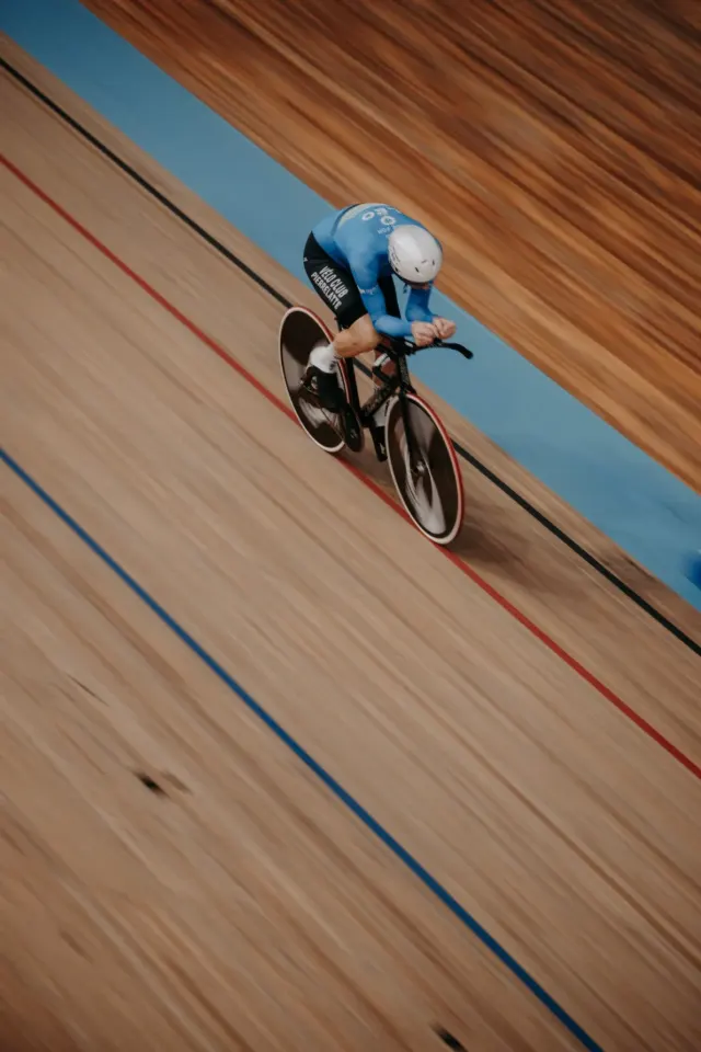Cycliste sur piste lancé dans un virage lors d'une tentative de record d'endurance, au Stab Vélodrome de Roubaix