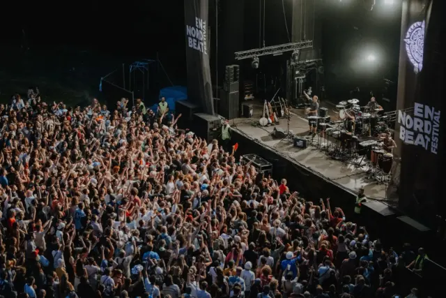 Foule les bras levés devant la scène de l'En Nord Beat Festival à Bailleul