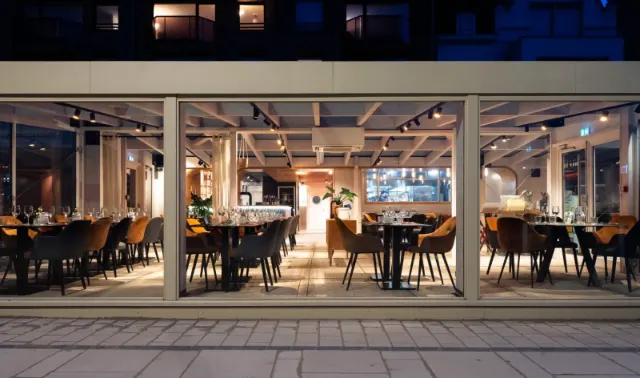 Restaurant Rest'O Soleil à Dunkerque vu depuis la rue à la tombée de la nuit, photographie d'intérieur pour Atypik Intérieur