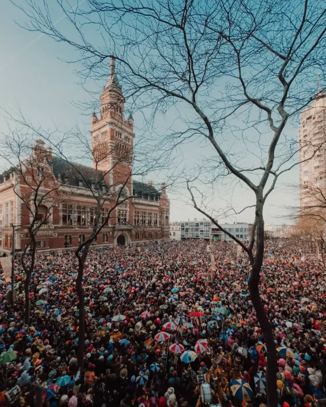 Foule du carnaval de Dunkerque rassemblée devant l'hôtel de ville