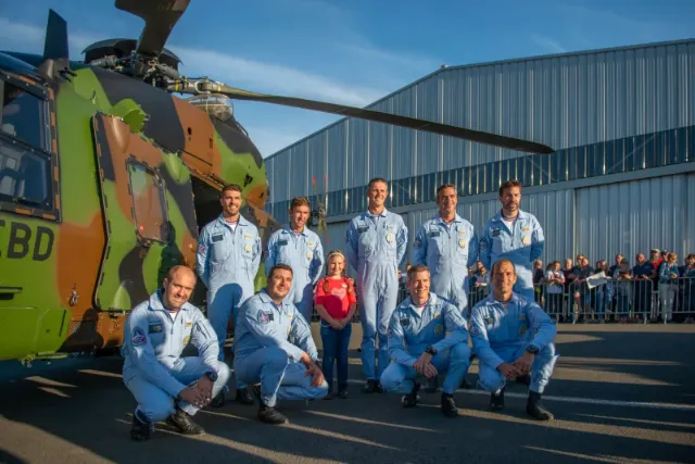 Pilotes de la Patrouille de France devant un hélicoptère, meeting aérien de l'aérodrome de Merville