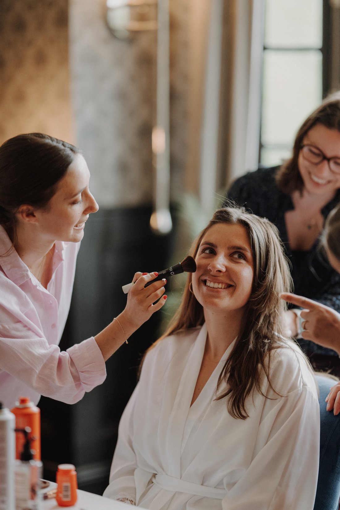 Mariée au maquillage entourée de ses témoins — préparatifs mariage Hauts-de-France