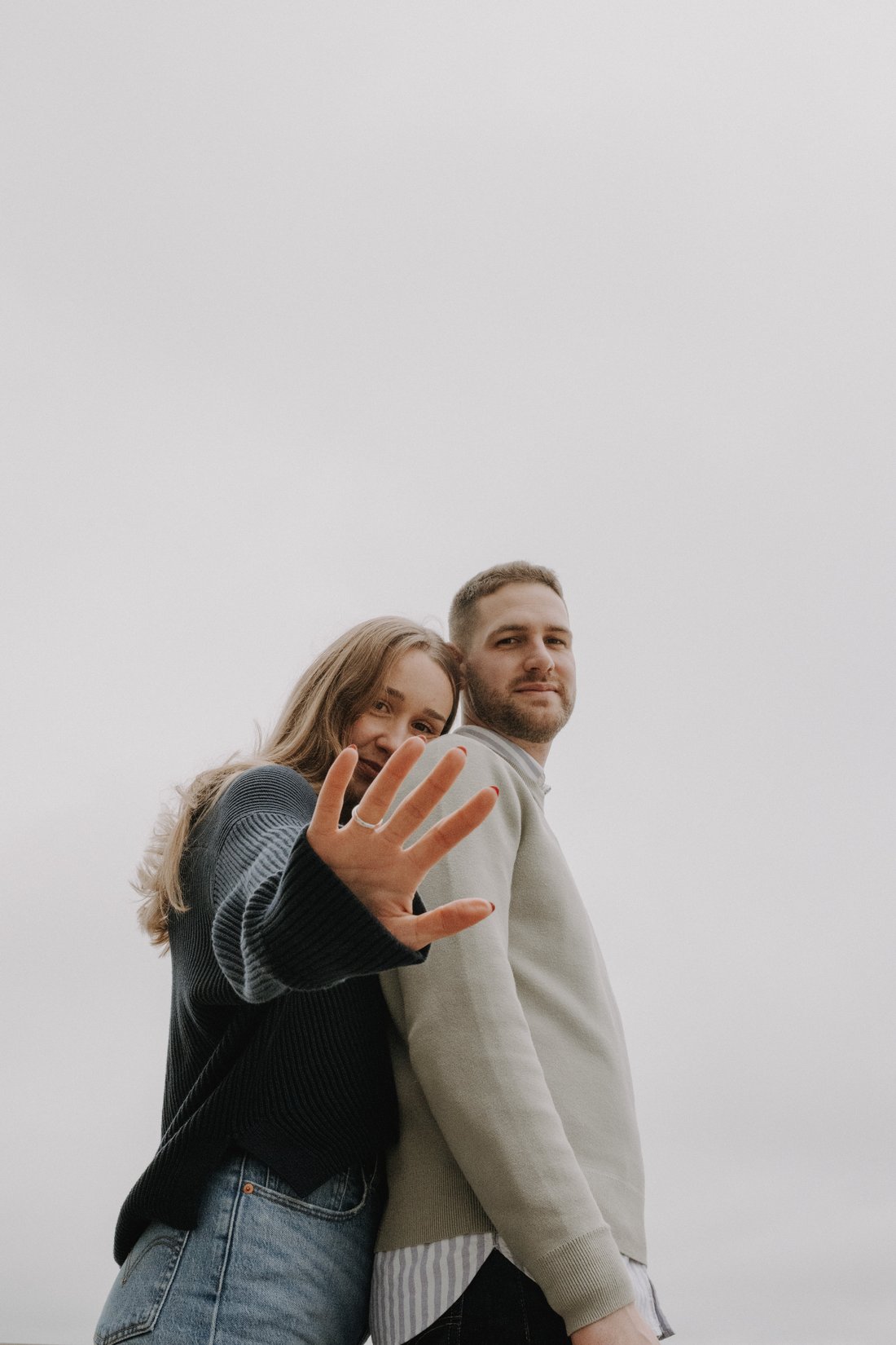 Demande en mariage minimaliste, présentation de la bague — séance couple Nord