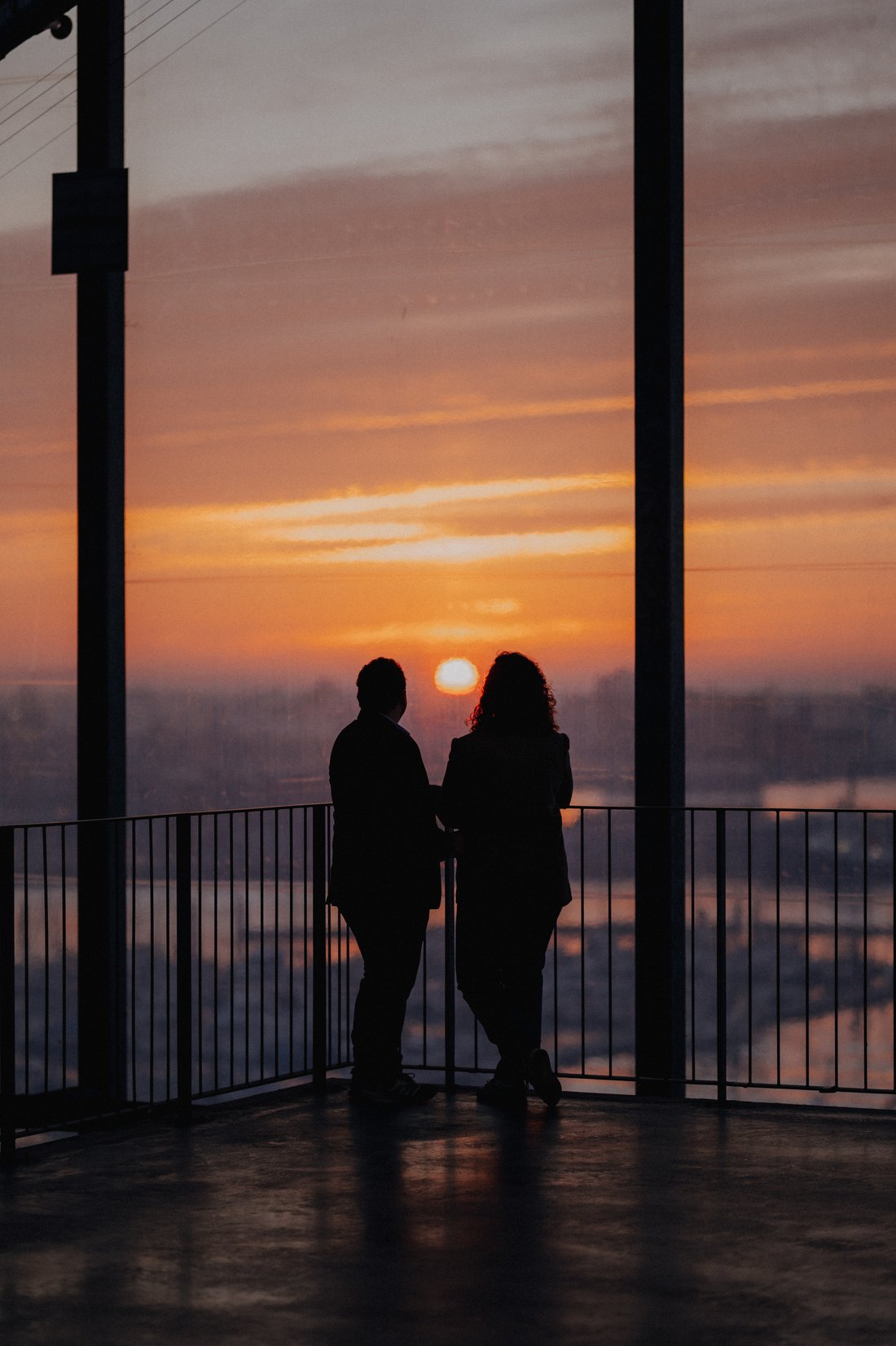 Couple silhouette face au coucher de soleil sur la métropole — photographie mariage Lille