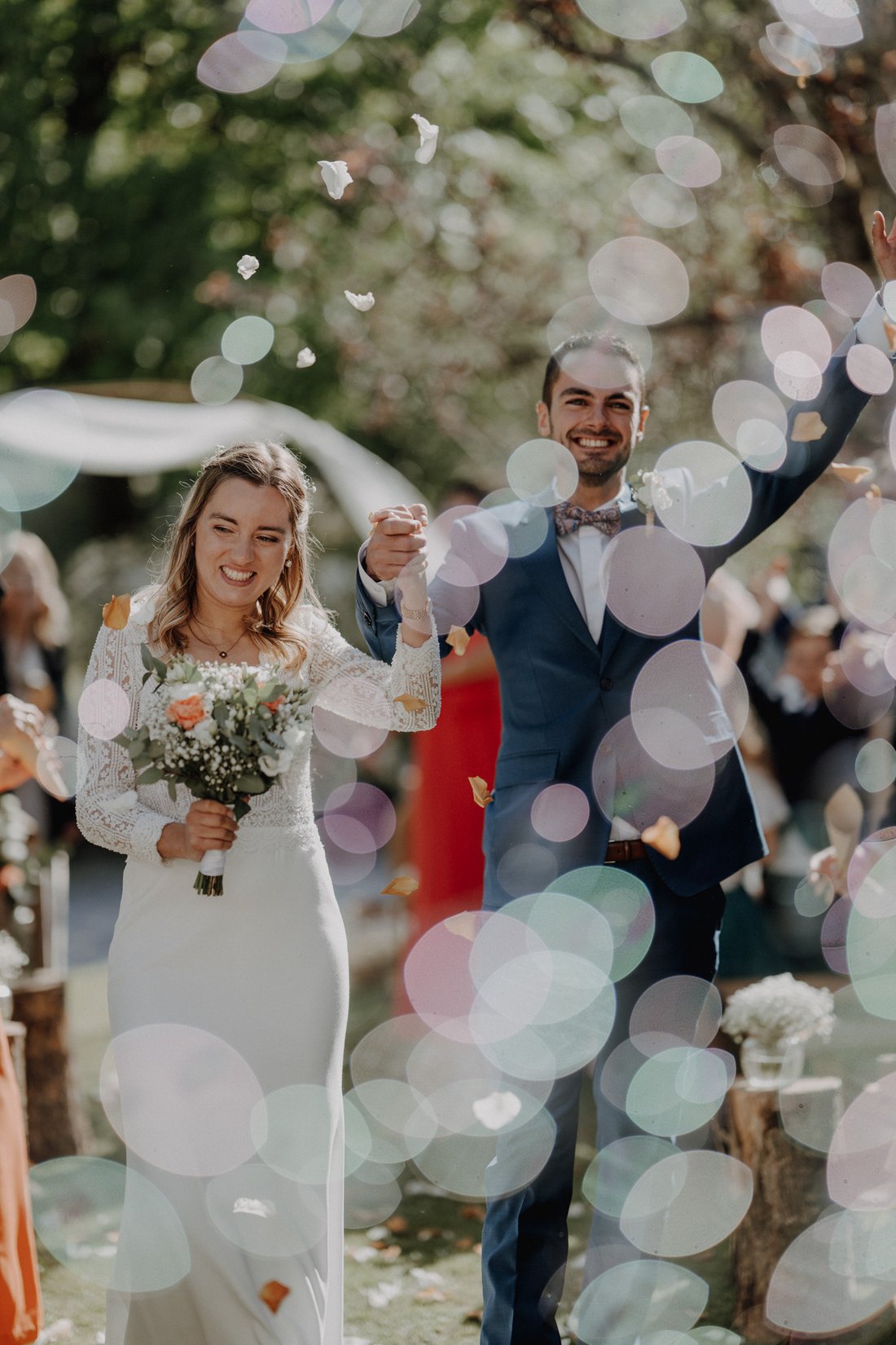 Sortie de cérémonie sous une pluie de pétales de rose — mariage civil Hauts-de-France