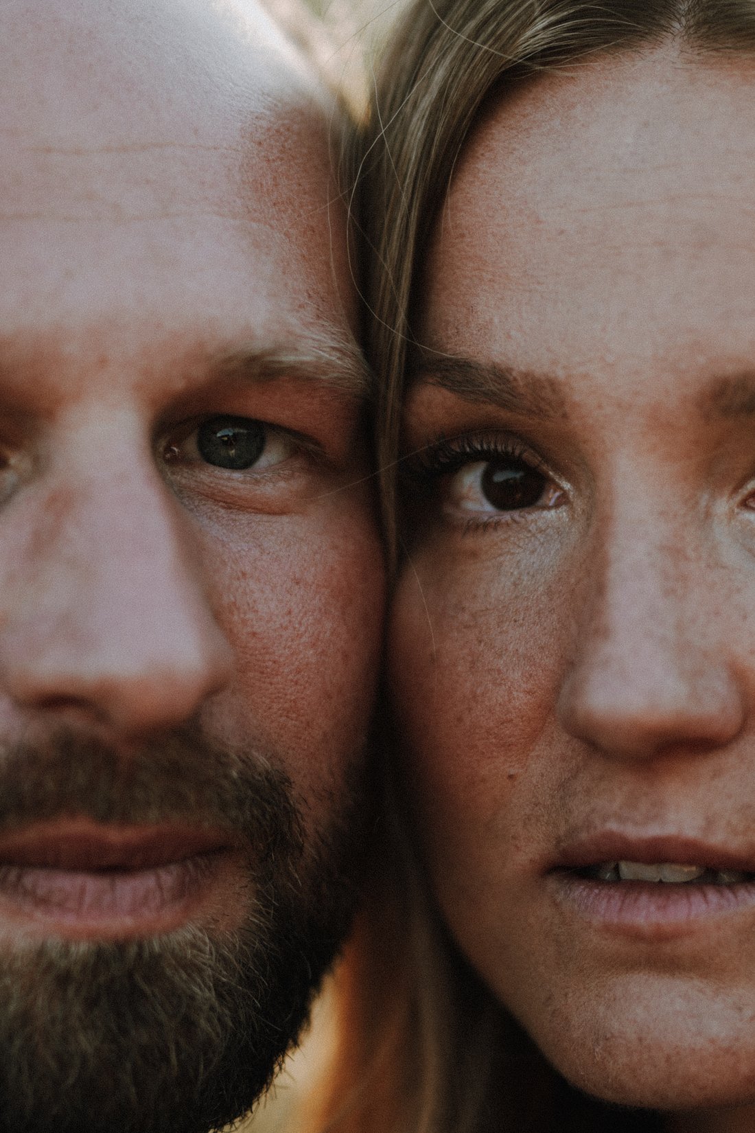 Gros plan en macro sur les visages des mariés, peau et taches de rousseur — portrait artistique