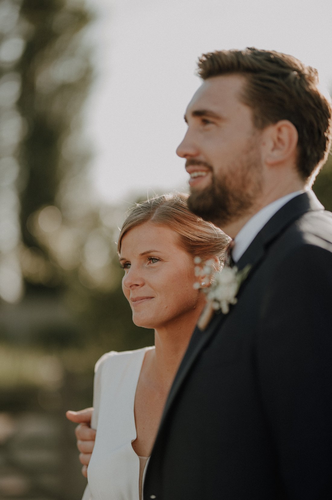Couple de jeunes mariés au coucher du soleil, regards complices — photographe mariage Bailleul