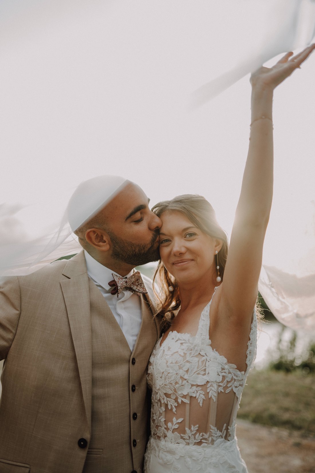 Mariée et marié sous le voile au soleil couchant — séance couple golden hour, Hauts-de-France