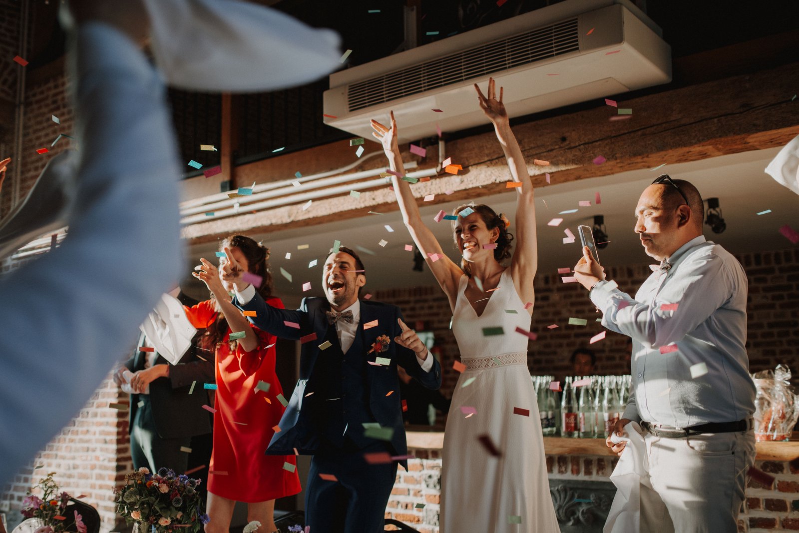 Cocktail de mariage sous une pluie de confettis colorés — moment festif, mariage Hauts-de-France