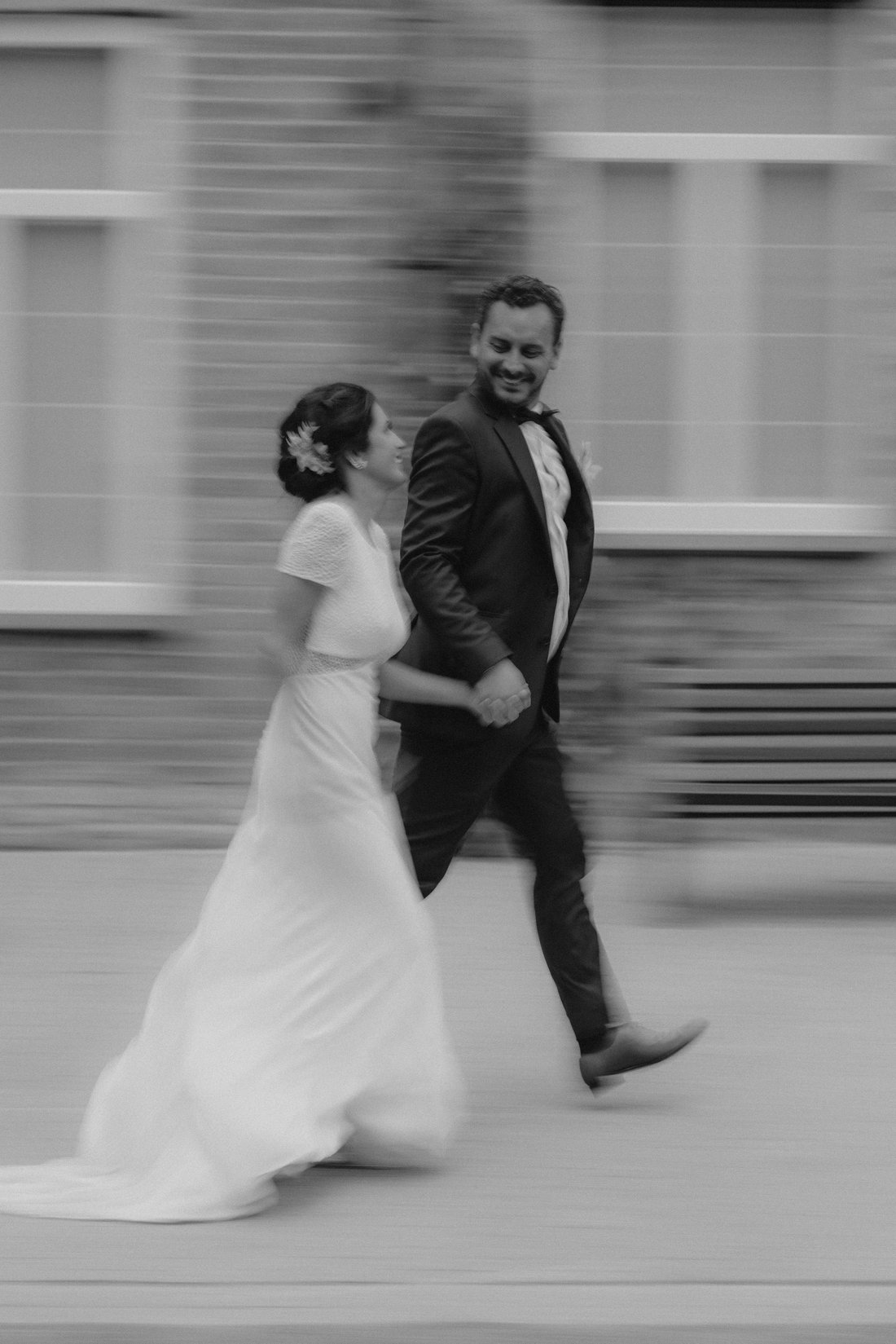 Mariés en mouvement, filé artistique en noir et blanc — séance couple cinématographique