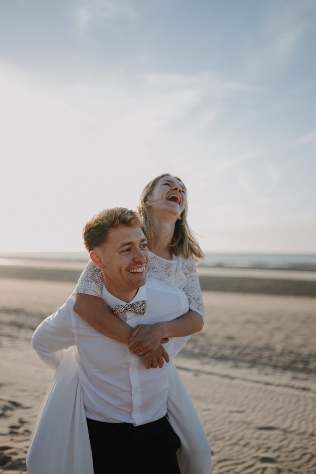 Mariés complices sur la plage du Nord — photographe mariage Côte d'Opale