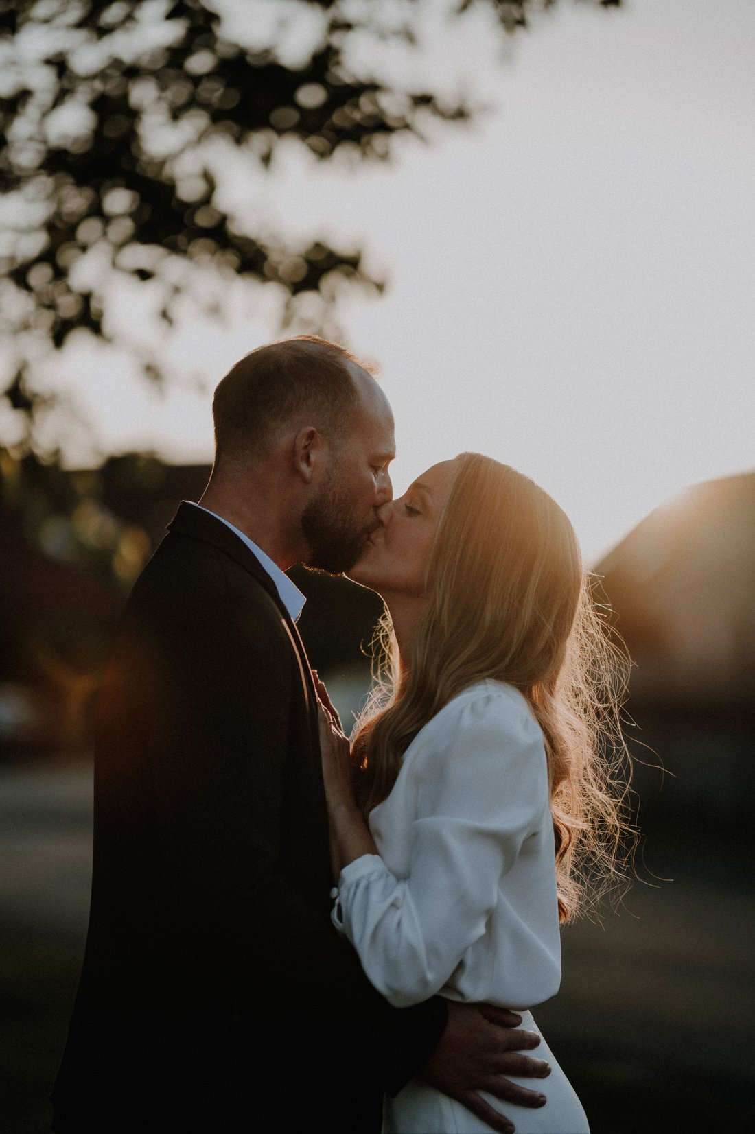 Baiser en contre-jour doré au coucher du soleil — séance couple sunset, photographe Bailleul