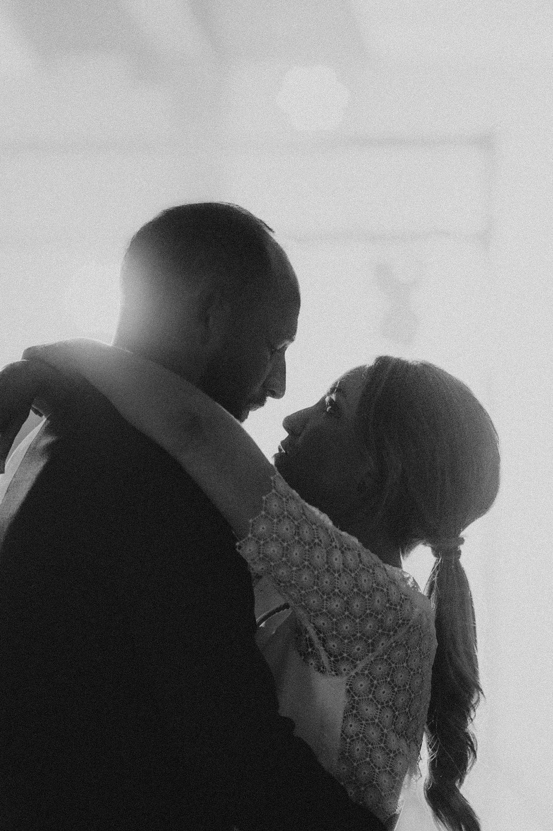 Couple silhouette en contre-jour, baiser intime — portrait artistique de mariage
