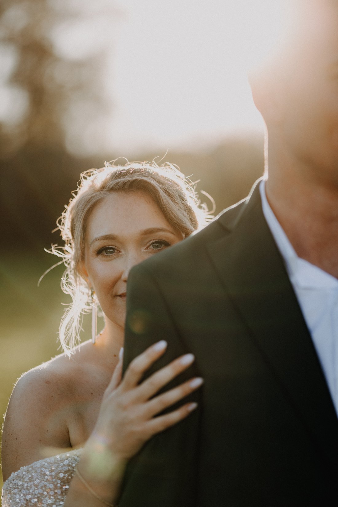 Mariée tendre regardant son mari en golden hour — séance couple intimiste Hauts-de-France