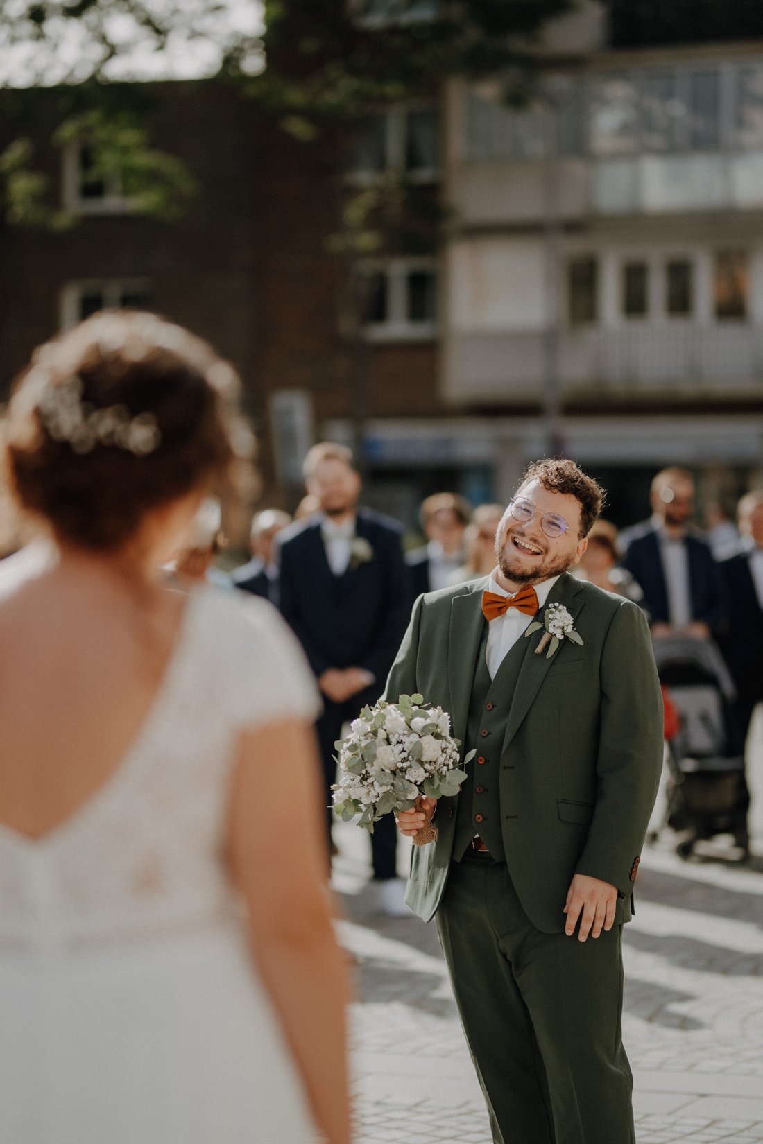 Marié ému tenant le bouquet, premier regard — mariage civil Hauts-de-France