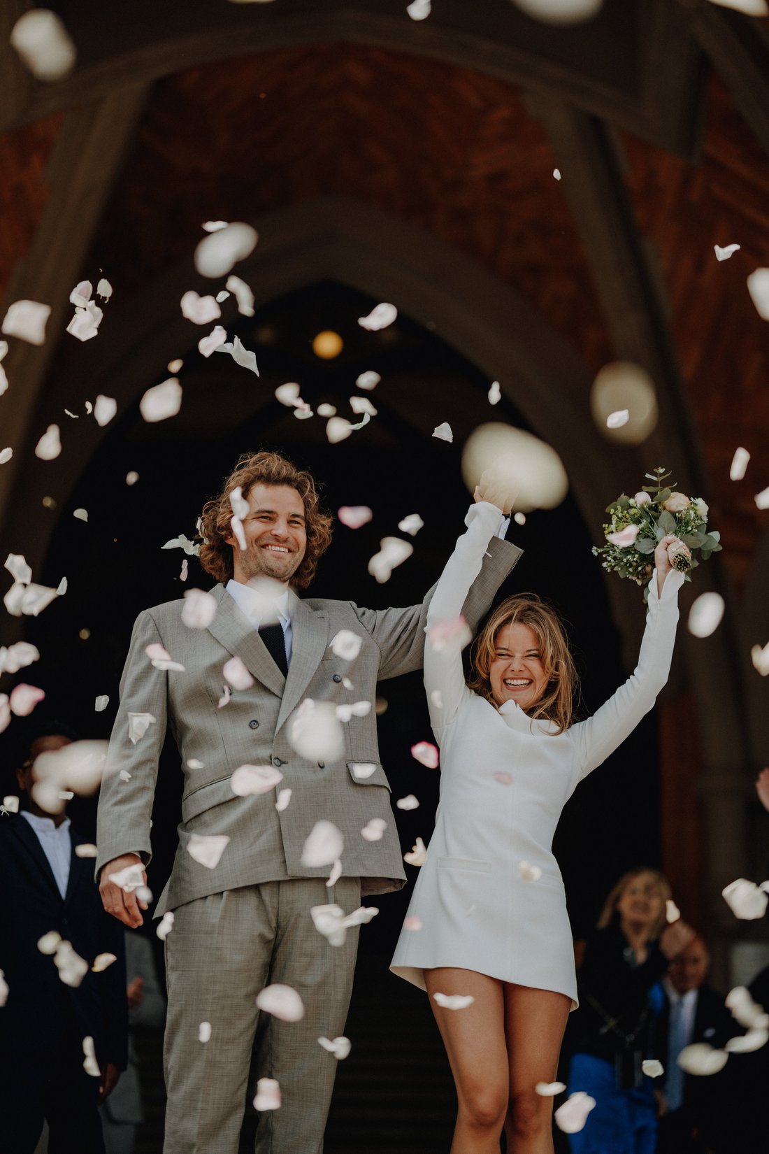 Mariés acclamés sous une pluie de pétales à la sortie de l'église — mariage religieux Nord