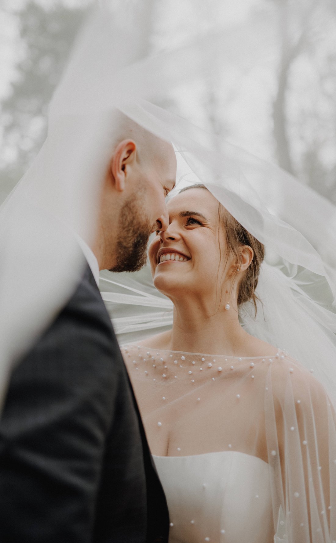 Mariés sous le voile, regard tendre et perlé — portrait éditorial mariage Hauts-de-France